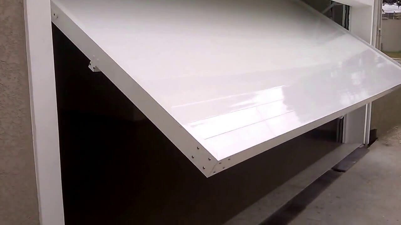 Porta basculante em alumínio - Arktipo Esquadrias de Alumínio